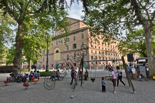 Reggio Emilia: Giardini Pubblici o Parco del Popolo. Sullo sfondo, il Teatro Municipale "Romolo Valli". In primo piano, l'angolo del parco giochi per  bimbi.