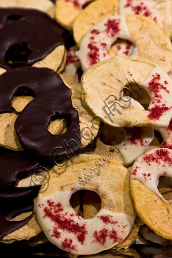 Rovereto, Exquisita (negozio di vini, cioccolato e sapori): rondelle di mele trentine ricoperte di cioccolato fondente o bianco.