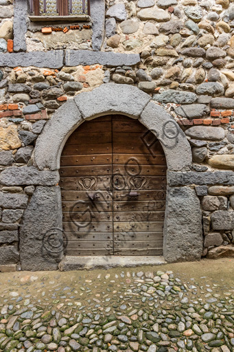 Candelo, Ricetto (fortified structure), a "Rua" (street) inside the Ricetto: detail of a front door.