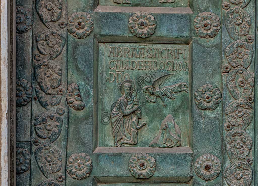 Duomo di Monreale, Porta di Bonanno Pisano (1185-6): formella bronzea con "Il sacrificio di Isacco" (scena dall'Antico Testamento).La porta è firmata: "Bonanno civis pisanus". Iconograficamente nei cinque ordini inferiori vi sono scene del Vecchio Testamento, sette dedicate alla storia di Adamo ed Eva, e altre sei ad altrettante coppie di profeti mentre nei cinque superiori scene del Nuovo, al sommo Cristo e Maria nella gloria del Paradiso.