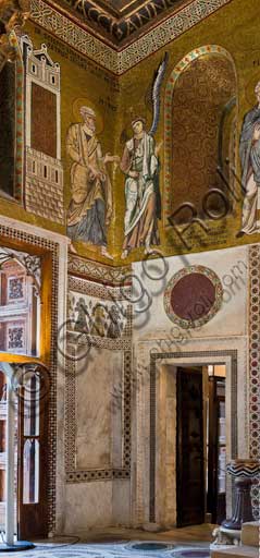 Palermo, Palazzo Reale o Palazzo dei Normanni,  Cappella Palatina (Basilica): scorcio dell'angolo sud-ovest con mosaico che rappresenta "San Pietro liberato dall''angelo" (XII secolo).