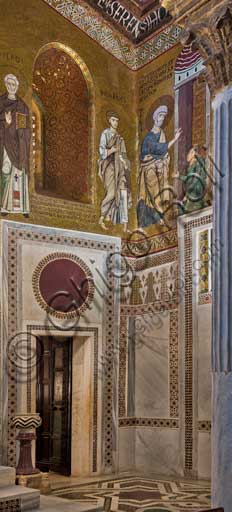 Palermo, Palazzo Reale o Palazzo dei Normanni,  Cappella Palatina (Basilica): scorcio dell'angolo sud-ovest con mosaico che rappresenta "San Pietro liberato dall''angelo" (XII secolo).