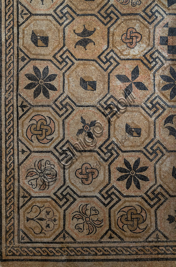 Brescia, "Santa Giulia, Museo della Città", (sito Unesco dal 2011): particolare del pavimento musivo con pannello centrale figurato ricavato da scavi in via San Rocchino.