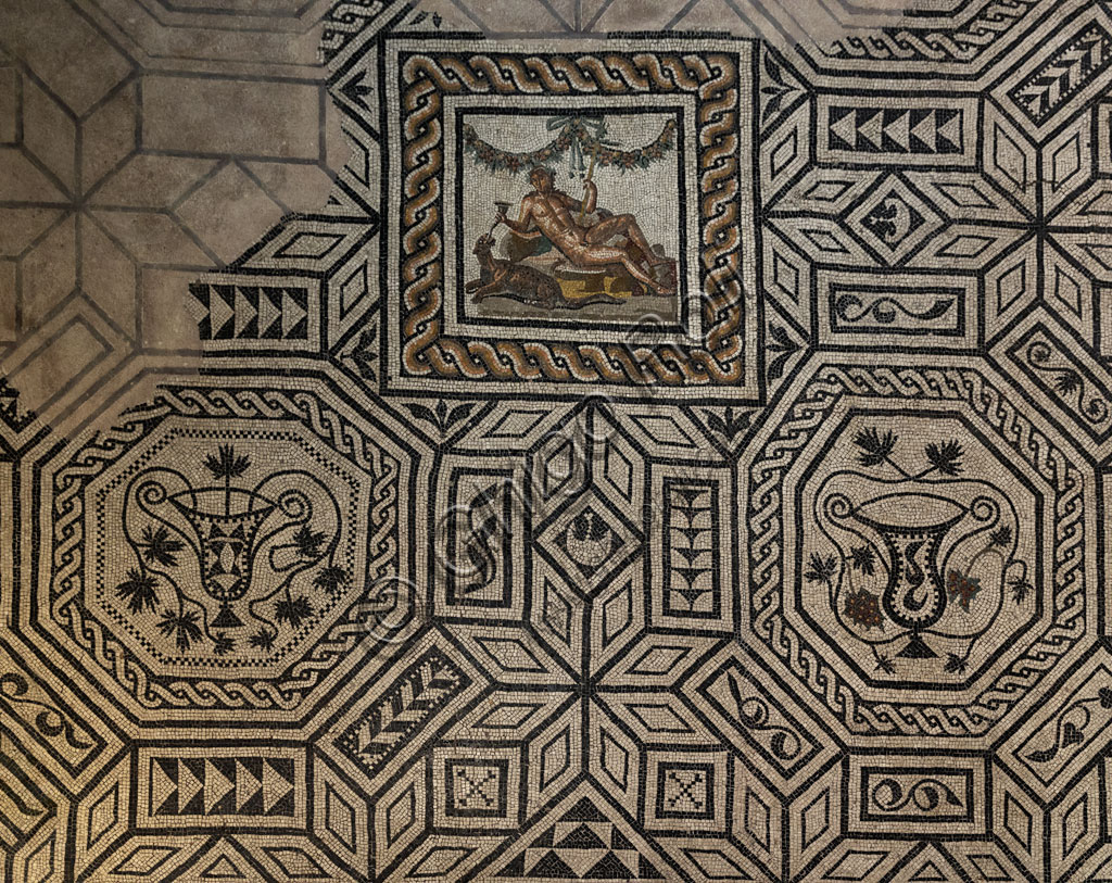 Brescia, "Santa Giulia, Museo della Città", (sito Unesco dal 2011), la Casa di Dioniso, una delle domus romane dell'Ortaglia: particolare del pavimento musivo  con la rappresentazione di Dioniso e della pantera.