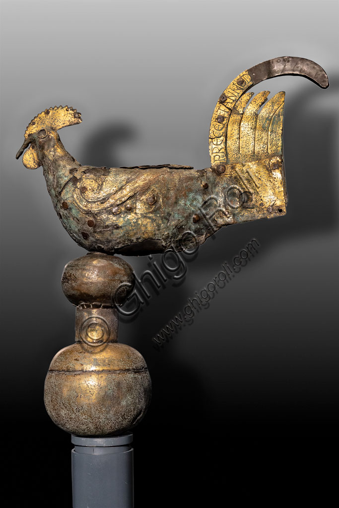 Brescia, "Santa Giulia, Museo della Città", (sito Unesco dal 2011): segnavento longobardo a forma di gallo in metallo dorato (820 d.C.) ritrovato nel Monastero di S. faustino Maggiore.