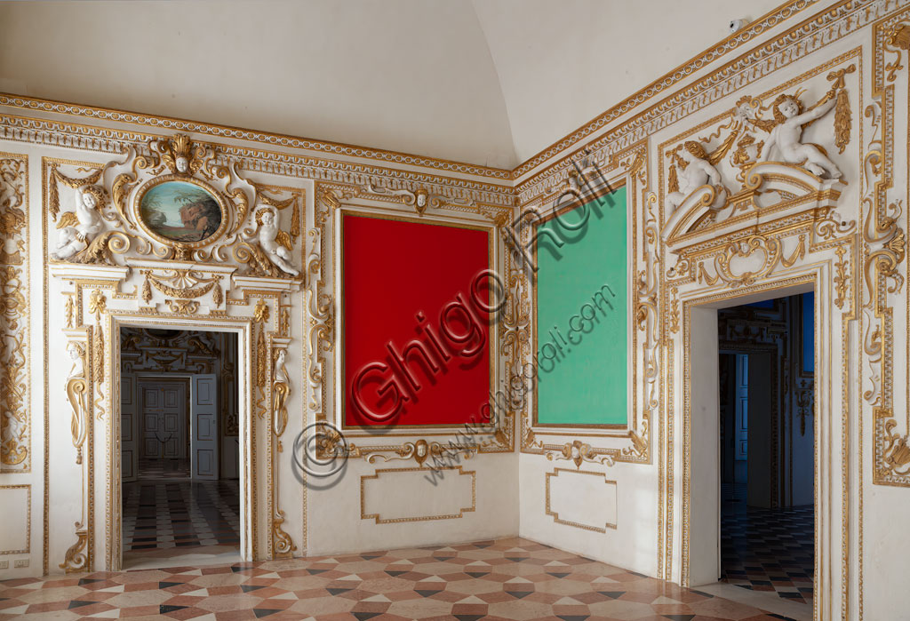 Sassuolo, Palazzo Ducale Estense, Appartamento Stuccato: la Camera della Pittura. Nell'immagine da sinistra: “Sassuolo Painting Red, Sassuolo Painting Green”,  olio su tela di lino.Tra gli stucchi originali sono esposte opere di Phil Sims,  nelle quali sono raffigurati cinque colori: il rosso, il verde, il giallo, il blu, il viola. Nato nel 1940 a Richmond in California, l'autore vive e lavora nel New Mexico e a New York. Il suo strumento espressivo è il colore, che gli consente di esprimere tutto: la bellezza della natura, la coscienza e la sensibilità umana. 