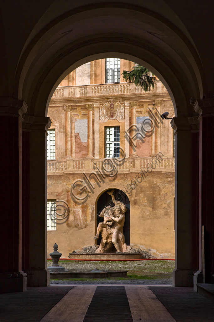 Sassuolo, Palazzo Ducale Estense: il cortile con la Fontana del Nettuno, di Antonio Raggi.
