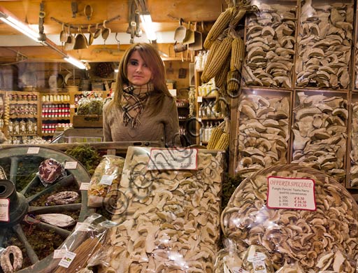 Bormio, negozio "La Sceleira":  Veronica Pozzi (figlia del titolare) dietro a confezioni di funghi secchi.