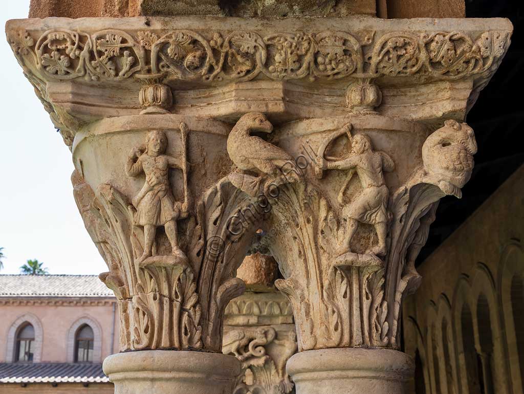 Monreale, Duomo, chiostro del monastero benedettino (XII secolo): il lato Nord; in primo piano, il capitello N23, faccia Nord; "Scena di caccia con due cacciatori e uccelli".