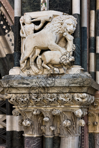 Genova, Duomo (Cattedrale di S. Lorenzo), lato ovest, la facciata, portale maggiore, contrafforti: "Scena di Venatio", scultore della bottega di Benedetto Antelami (1200 circa).
