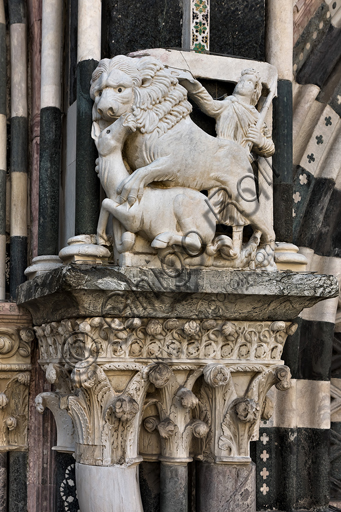 Genova, Duomo (Cattedrale di S. Lorenzo), lato ovest, la facciata, portale maggiore, contrafforti: "Scena di Venatio", scultore della bottega di Benedetto Antelami (1200 circa).