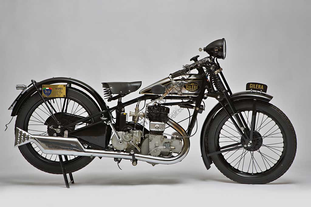 Moto d'epoca Gilera Gran Sport 350 Marca: Gileramodello: Gran Sport 350 nazione: Italia - Milano, Arcoreanno: 1931condizioni: restauratacilindrata: 347 (alesaggio e corsa 70 x 90)motore: monocilindrico a valvole lateralicambio: a tre rapportiGiuseppe Gellera, soprannominato Gilera, dopo avere fatto esperienza alla Bianchi e alla MotoReve di Ginevra, viene assunto a Milano dalla Bucher nel 1906. Qui, mentre lavora da operaio, studia di sera da perito meccanico e prepara le sue prime moto sulle quali corre nel fine settimana, vincendo, tra le altre, la corsa in salita Como-Brunate, nel 1908, 1909, 1910 consecutivamente. Nel 1909 costruisce il suo primo motore, nel 1910 lascia la Bucher e apre la sua prima officina, producendo i primi modelli mono e bicilindrici, che ottengono i primi successi in gara. Nel primo dopoguerra si trasferisce da Milano ad Arcore. Questa Gran Sport 350, che costava 5.500 Lire, verrà chiamata anche  "Sei Giorni" dopo il primo posto conquistato da Vittorio Durin in questa competizione nel precedente anno.