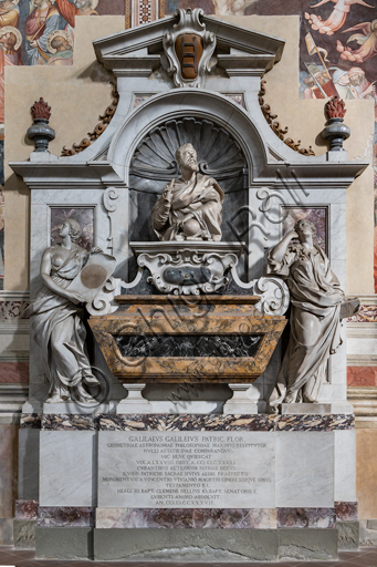 Basilica di Santa Croce, navata sinistra: "Il sepolcro di Galileo Galilei", 1734-7.È decorato da un busto di Giovan Battista Foggini (1677) e dalle personificazioni dell'Astronomia di Vincenzo Foggini e della Geometria di Girolamo Ticciati. Gli affreschi di contorno sono resti della decorazione trecentesca della navata, attribuiti a Mariotto di Nardo. 