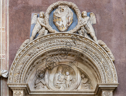 Basilica of the Holy Cross, right aisle: "Sepulchre of Leonardo Bruni", by Bernardo Rossellino (1444-5).Detail.