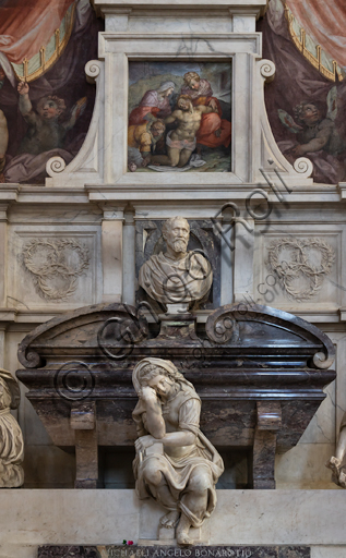 Basilica of the Holy Cross, right aisle: "Sepulchre of Michelangelo Buonarroti", designed by Vasari after the remains of the great artist arrived in Florence from Rome (1564).Detail of the personification of the Sculpture by Valerio Cioli and the bust portraying Michelangelo by Battista Lorenzi.The frescoes are by Giovan Battista Naldini.