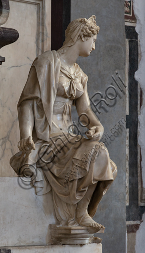 Basilica of the Holy Cross, right aisle: "Sepulchre of Michelangelo Buonarroti", designed by Vasari after the remains of the great artist arrived in Florence from Rome (1564).Detail of the personification of the Architecture by Battista Lorenzi.