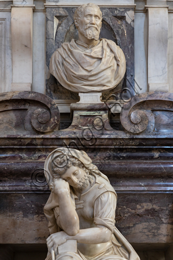 Basilica of the Holy Cross, right aisle: "Sepulchre of Michelangelo Buonarroti", designed by Vasari after the remains of the great artist arrived in Florence from Rome (1564).Detail of the personification of the Sculpture by Valerio Cioli and the bust portraying Michelangelo by Battista Lorenzi.