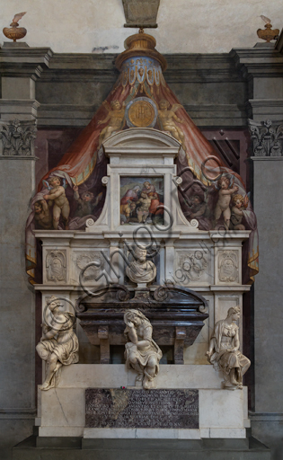 Basilica of the Holy Cross, right aisle: "Sepulchre of Michelangelo Buonarroti", designed by Vasari after the remains of the great artist arrived in Florence from Rome (1564).Three sculptures represent the personifications of the Painting (by Battista Lorenzi, also author of the bust of the artist), around 1568, of the Sculpture (by Valerio Cioli) and of the Architecture (attributed to Battista Lorenzi, already referred to Giovanni Bandini) , saddened by the disappearance of the great master. The whole of the tomb is a mixture of painting, sculpture and architecture. The frescoes are by Giovan Battista Naldini.