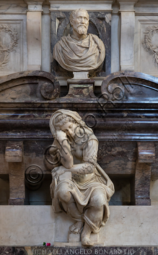 Basilica of the Holy Cross, right aisle: "Sepulchre of Michelangelo Buonarroti", designed by Vasari after the remains of the great artist arrived in Florence from Rome (1564).Detail of the personification of the Sculpture by Valerio Cioli and the bust portraying Michelangelo by Battista Lorenzi.