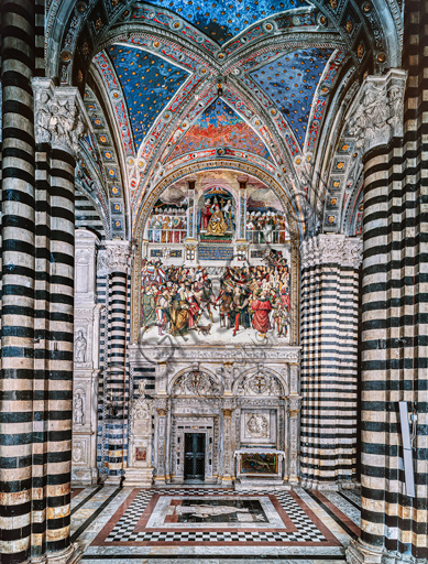 Siena, Duomo (Cathedral): the exterior of the Piccolomini Library. with the marble façade by Lorenzo di Mariano Fucci, known as Marrina e Giovanni di Stefano, 1497-99. In the upper register, “Coronation of Pope Pius III”, by Bernardino di Betto, known as Pinturicchio.