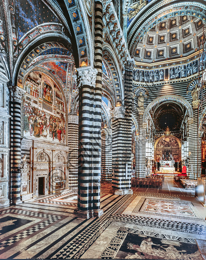 Siena, Duomo: l’interno da sud ovest. Nella navata laterale sinistra il prospetto esterno della Libreria Piccolomini.