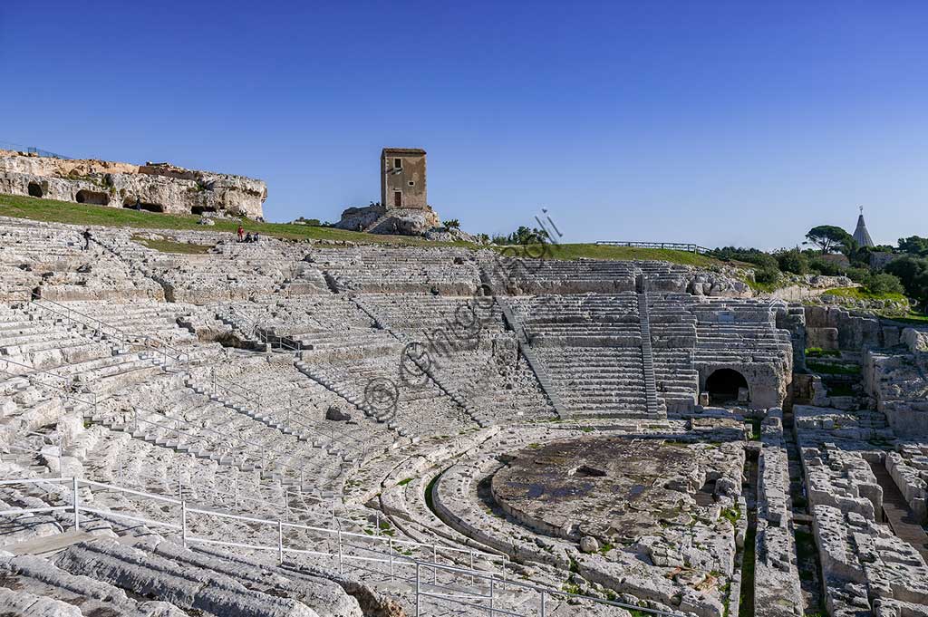 Siracusa, Parco archeologico della Neapolis di Siracusa: il teatro greco, costruito nella sua prima fase nel V secolo a.C. sulle pendici sul lato sud del colle Temenite. Fu rifatto nel III secolo a.C. e ancora ritrasformato in epoca romana.