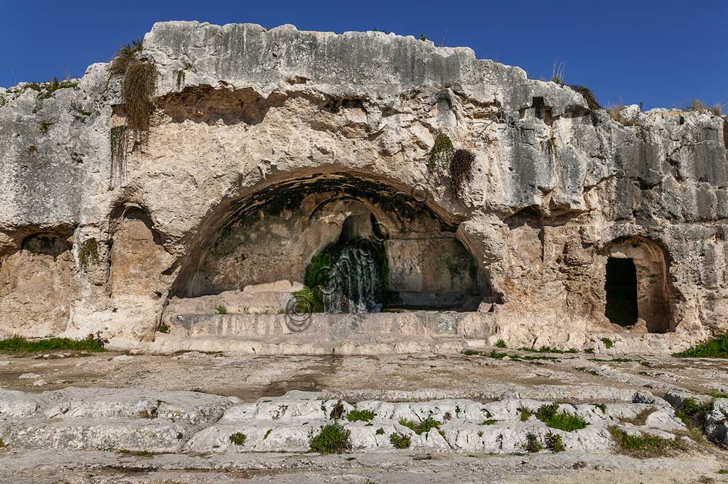 Siracusa, Parco archeologico della Neapolis di Siracusa: il teatro greco, costruito nella sua prima fase nel V secolo a.C. sulle pendici sul lato sud del colle Temenite. Fu rifatto nel III secolo a.C. e ancora ritrasformato in epoca romana.