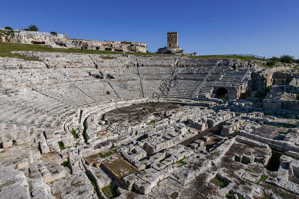 Siracusa, Parco archeologico della Neapolis di Siracusa: il teatro greco, costruito nella sua prima fase nel V secolo a.C. sulle pendici sul lato sud del colle Temenite. Fu rifatto nel III secolo a.C. e ancora ritrasformato in epoca romana.