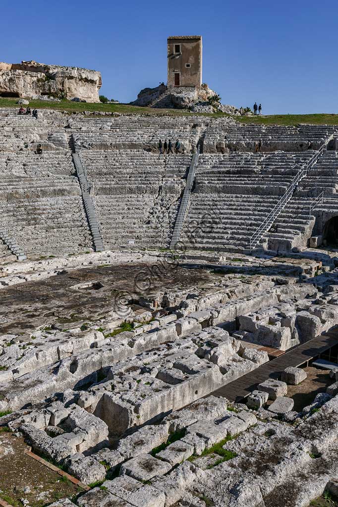 Siracusa, Parco archeologico della Neapolis di Siracusa: il teatro greco, costruito nella sua prima fase nel V secolo a.C. sulle pendici sul lato sud del colle Temenite. Fu rifatto nel III secolo a.C. e ancora ritrasformato in epoca romana.