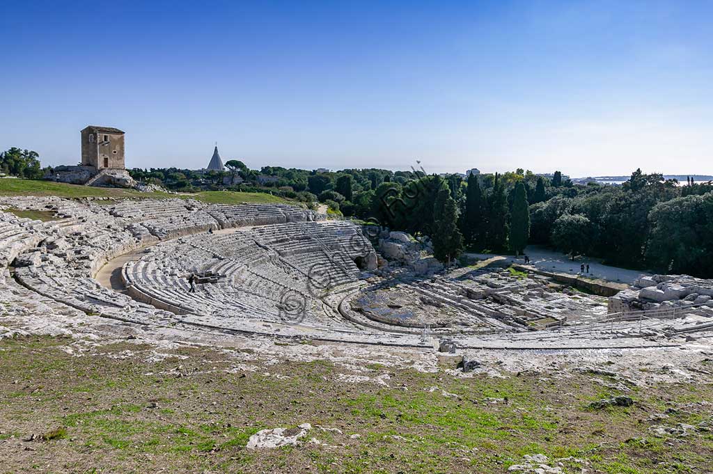 Siracusa, Parco archeologico della Neapolis di Siracusa: il teatro greco, costruito nella sua prima fase nel V secolo a.C. sulle pendici sul lato sud del colle Temenite. Fu rifatto nel III secolo a.C. e ancora ritrasformato in epoca romana.