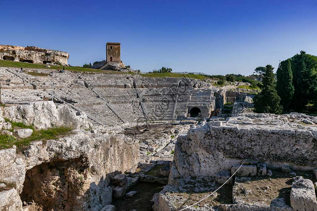 Siracusa, Parco archeologico della Neapolis di Siracusa: il teatro greco, costruito nella sua prima fase nel V secolo a.C. sulle pendici sul lato sud del colle Temenite. Fu rifatto nel III secolo a.C. e ancora ritrasformato in epoca romana.
