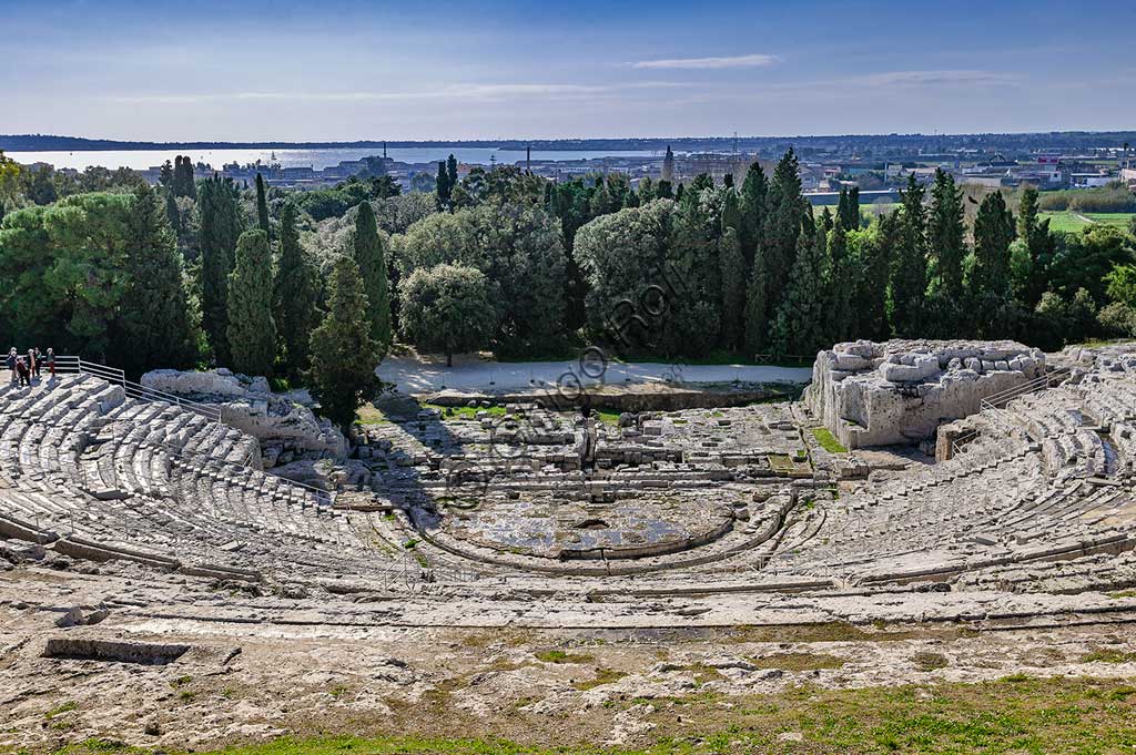 Siracusa, Parco archeologico della Neapolis di Siracusa: il teatro greco, costruito nella sua prima fase nel V secolo a.C. sulle pendici sul lato sud del colle Temenite. Fu rifatto nel III secolo a.C. e ancora ritrasformato in epoca romana.