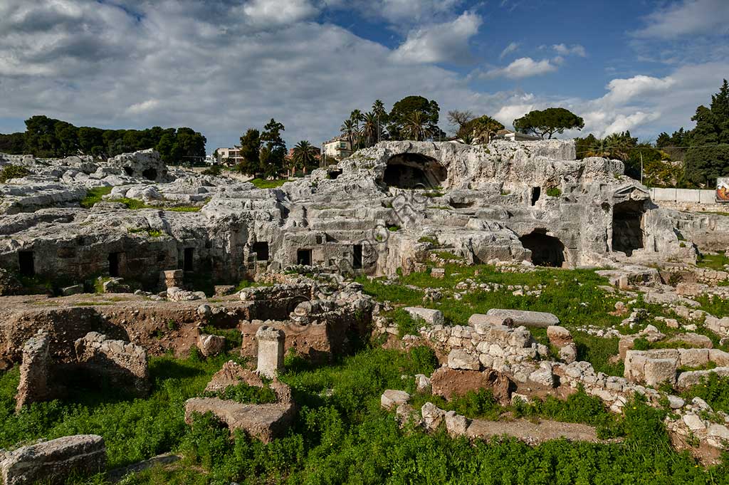 Siracusa, Parco archeologico della Neapolis di Siracusa: veduta sulla necropoli Grotticelle. A destr,a la cosiddetta Tomba di Archimede, che in realtà è una tomba dedicata a illustri personalità del periodo siracusano romano.