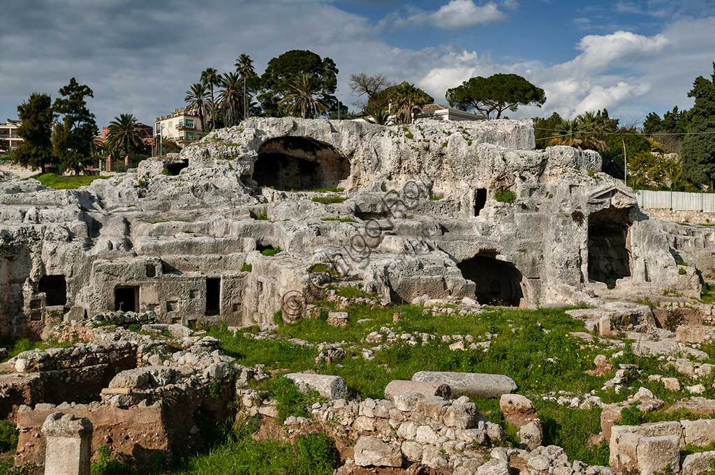 Siracusa, Parco archeologico della Neapolis di Siracusa: veduta sulla necropoli Grotticelle. A destr,a la cosiddetta Tomba di Archimede, che in realtà è una tomba dedicata a illustri personalità del periodo siracusano romano.