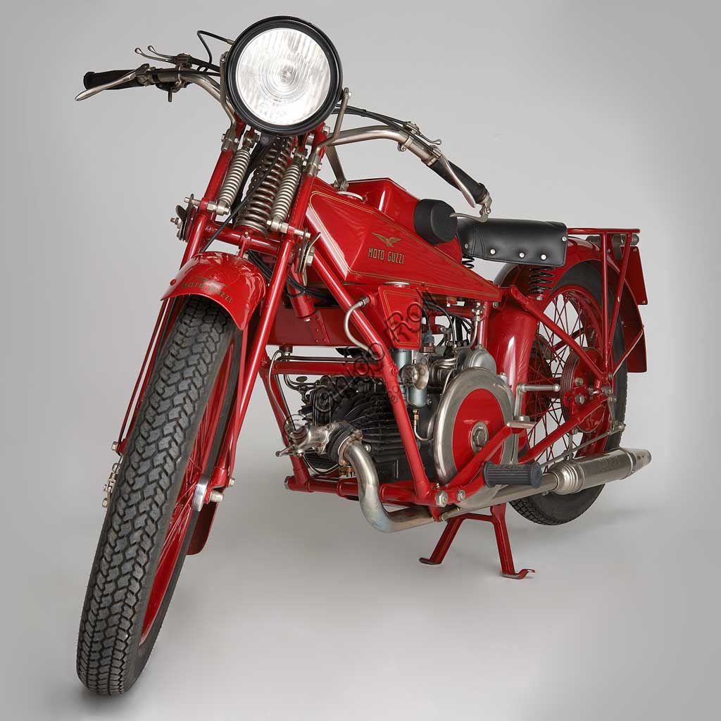 Moto d'epoca Guzzi Sport 14.Marca: Moto Guzzimodello: Sport 14nazione: Italia - Mandello Larioanno: 1929condizioni: restauratacilindrata: 498,4 cc (Alesaggio e corsa 88 x 82)motore: quattro tempi monocilindrico orizzontalecambio: in blocco a tre rapportiLa Sport 14, ultima Guzzi con serbatoio "sottocanna", si colloca come modello di transizione tra la prima Tipo Normale e i modelli di grande successo degli anni trenta. Nonostante il nome Sport, nasce come modello prevalentemente votato al turismo e si rivolge a quel pubblico ormai affezionato alla casa, che cerca moto robuste e affidabili da usare ogni giorno e anche nei viaggi più impegnativi. Una rapida occhiata ai comandi è sufficiente per capire cosa significasse guidare le moto degli anni '20: al manubrio troviamo le tre manette di gas, aria e anticipo, le tre leve di frizione, alzavalvole e freno anteriore, il pomello del frenasterzo;  al lato del serbatoio la leva del cambio, poi i pedali del freno posteriore, il rubinetto dell'olio, il rubinetto della benzina e il cicchetto, oltre naturalmente a tutti i comandi elettrici....