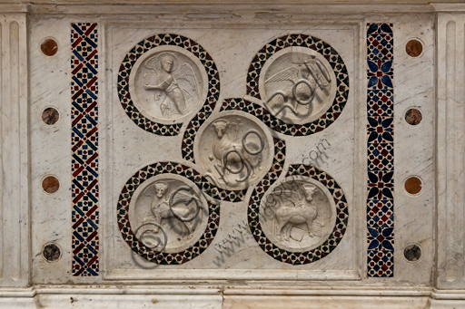 Spoleto, Chiesa di S. Eufemia: prezioso paliotto d'altare in marmo del XII secolo con i simboli dell’Agnus Dei e degli Evangelisti e decorazione a mosaico cosmatesco. 