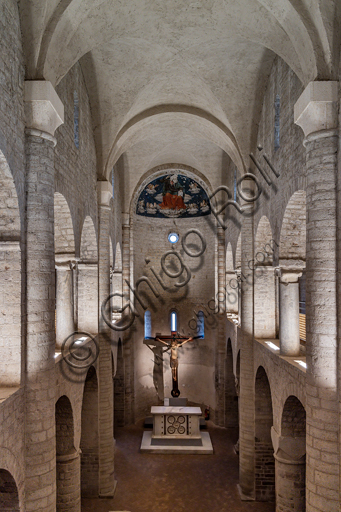 Spoleto, Chiesa di S. Eufemia: veduta della navata centrale con matronei laterali. X- XI secolo.