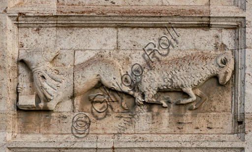 Spoleto, Chiesa di San Pietro, la facciata, caratterizzata da rilievi romanici (XII secolo). Uno dei cinque bassorilievi a destra del portale maggiore: "Favola della lupo studente e dell'ariete (probabile satira della vita monastica)".