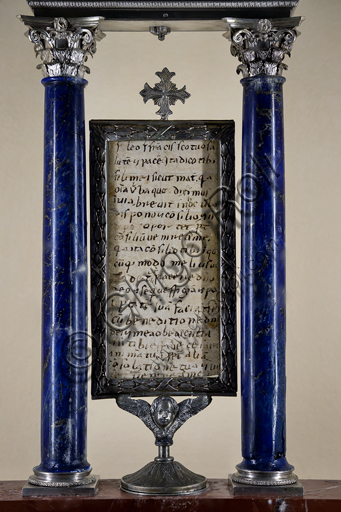 Spoleto, Duomo (Cattedrale di Santa Maria Assunta), Cappella delle Reliquie detta Sagrestia della Cona (1542 - 1554): Reliquiario con la lettera autografa di S. Francesco d'Assisi a Frate Leone, 1222 circa.« Frater Leo, frater Francisco tuo salutem et pacem. Ita dico tibi, fili mei, sicut mater: quia omnia verba, quae diximus in via, breviter in hoc verba dispono et consilio, et si tibi oportet propter consilium venire ad me, quia ita consilio tibi: in quocumque modo melius videtur tibi placere Domino Deo et sequi vestigiam et paupertatem suam, faciatis cum beneditione Domini Dei et mea obedientia. Et, si tibi est necessarium animam tuam propter aliam consolationem tua, et vis, Leo, venire ad me, veni».Traduzione:«Fratello Leone, il tuo fratello Francesco ti augura salute e pace!  Figlio mio, parlo a te come una madre. Tutte le parole che ci siamo scambiate per strada, le riassumo in questa parola e consiglio, anche se in avvenire avrai bisogno di tornare a chiedermi consiglio. Eccoti dunque il mio pensiero: qualunque modo di piacere a Dio e di seguire le sue orme e la sua povertà, ti sembri il migliore, ebbene, fallo con la benedizione del Signore e con la mia obbedienza. Ma se è necessario per la tua anima, per un’altra tua consolazione, e vuoi, o Leone, venire da me, vieni!».