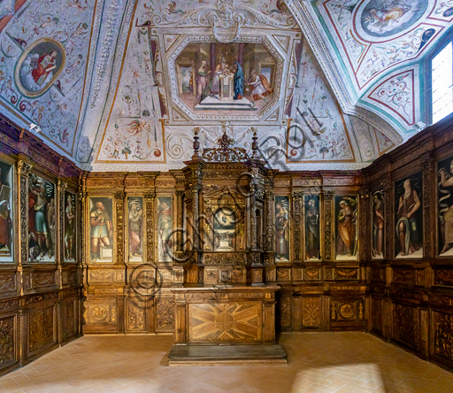  Spoleto, the Duomo (Cathedral of S. Maria Assunta): Chapel of the Relics, known as Sacresty of the Cona (1542 - 1554). The wood altar and cupboards are by Giovanni Andrea di Ser Moscato.
