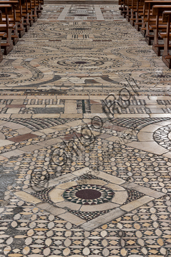 Spoleto, Duomo (Cattedrale di Santa Maria Assunta): pavimento della navata centrale. Anche se rimaneggiato, è ancora quello a motivi cosmateschi della costruzione romanica, composto da tessere di pietra, porfido e serpentino. 