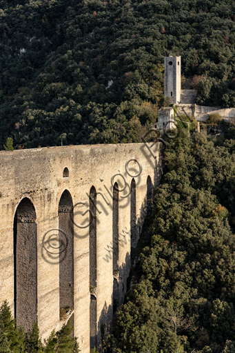 Spoleto: Ponte delle Torri ricavato da un acquedotto romano.