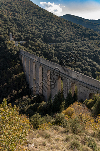 Spoleto: Ponte delle Torri ricavato da un acquedotto romano.