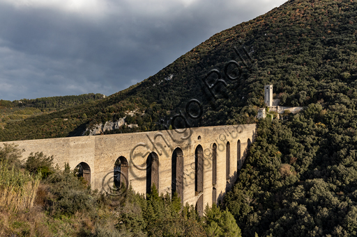 Spoleto: Ponte delle Torri ricavato da un acquedotto romano.