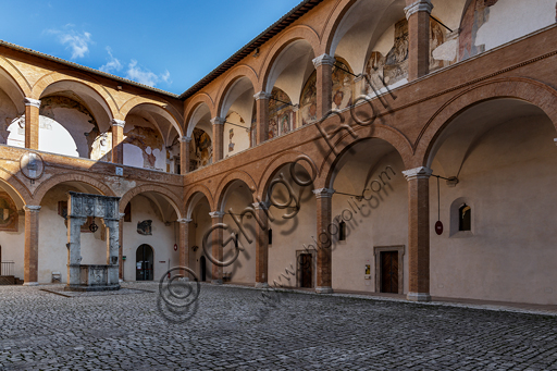 Spoleto, Rocca Albornoz: Cortile delle Armi a Nord. 