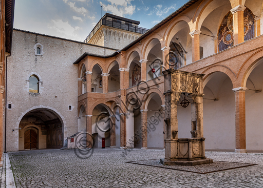 Spoleto, Rocca Albornoz: Cortile delle Armi a Nord e pozzo. 