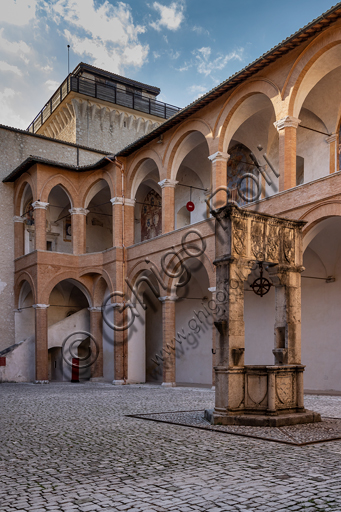 Spoleto, Rocca Albornoz: Cortile delle Armi a Nord e pozzo. 