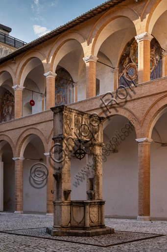 Spoleto, Rocca Albornoz: Cortile delle Armi a Nord e pozzo. 