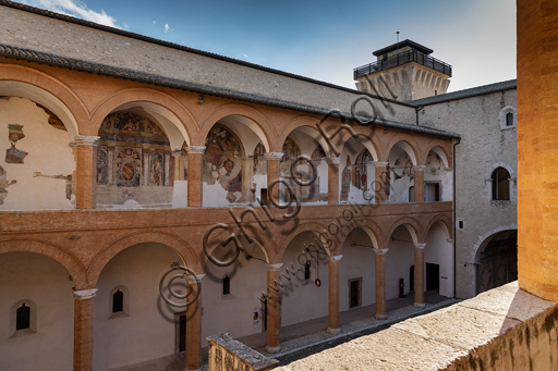 Spoleto, Rocca Albornoz: Cortile delle Armi a Nord. 