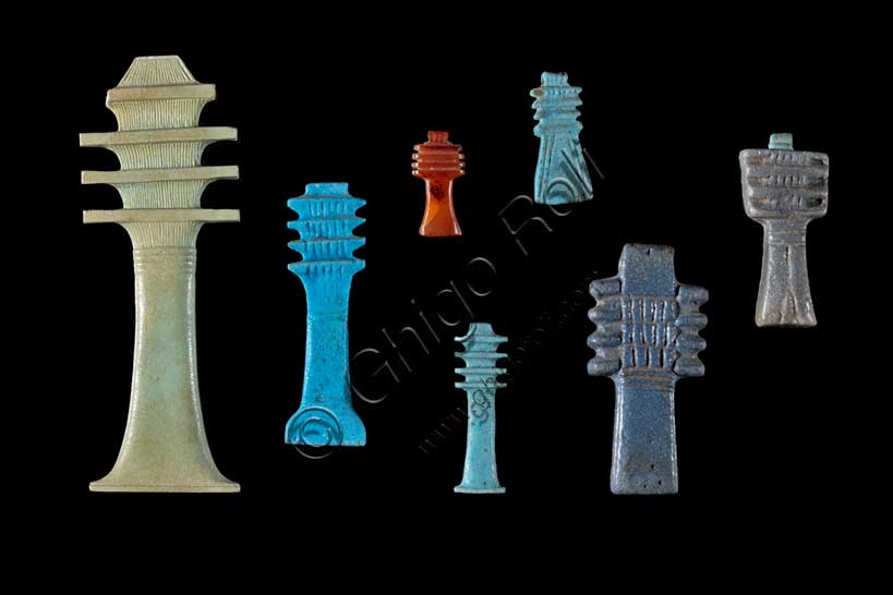 Museo Civico Archeologico di Bologna:  Amuleti: pilastri o djedNella religione degli antichi Egizi, lo Zed (o Djed), tradotto come "stabilità", "presenza", è la rappresentazione della spina dorsale del dio Osiride, re dell'Oltretomba. Per gli Egizi, la spina dorsale era sede del fluido vitale, e simboleggiava la stabilità (ḍdi, parola da cui ha origine "Djed", significa appunto "essere stabile") e la vita eterna. Il geroglifico che lo rappresenta somiglia a un pilastro.Simbolo dello Djed.Era un simbolo sacro importante per il popolo del Nilo (tanto che nei dipinti parietali è colorato col prezioso turchese), ed era già presente prima di venire associato ad Osiride: nel neolitico era rappresentato come una sorta di feticcio o di amuleto. Un'altra scuola di pensiero lo considera una rappresentazione della vittoria del bene sul male, come accade dopo il mito della morte di Osiride, ucciso dal fratello Seth ma vendicato da Horus, o a un tronco. Talvolta, con in mano una verga o un bastone, era antropomorfizzato. 